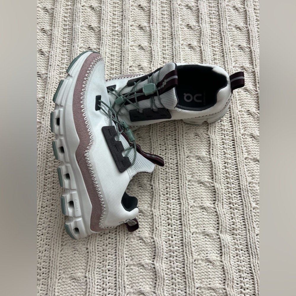 Like new - worn 2x On Cloudaway hiking sneaker, ice/moss, size 8M